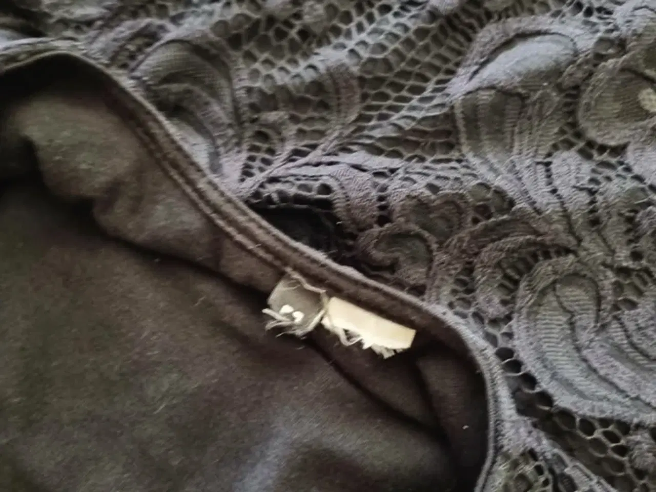 Billede 4 - Sort blondekjole fra Hennes og Mauritz str M/38