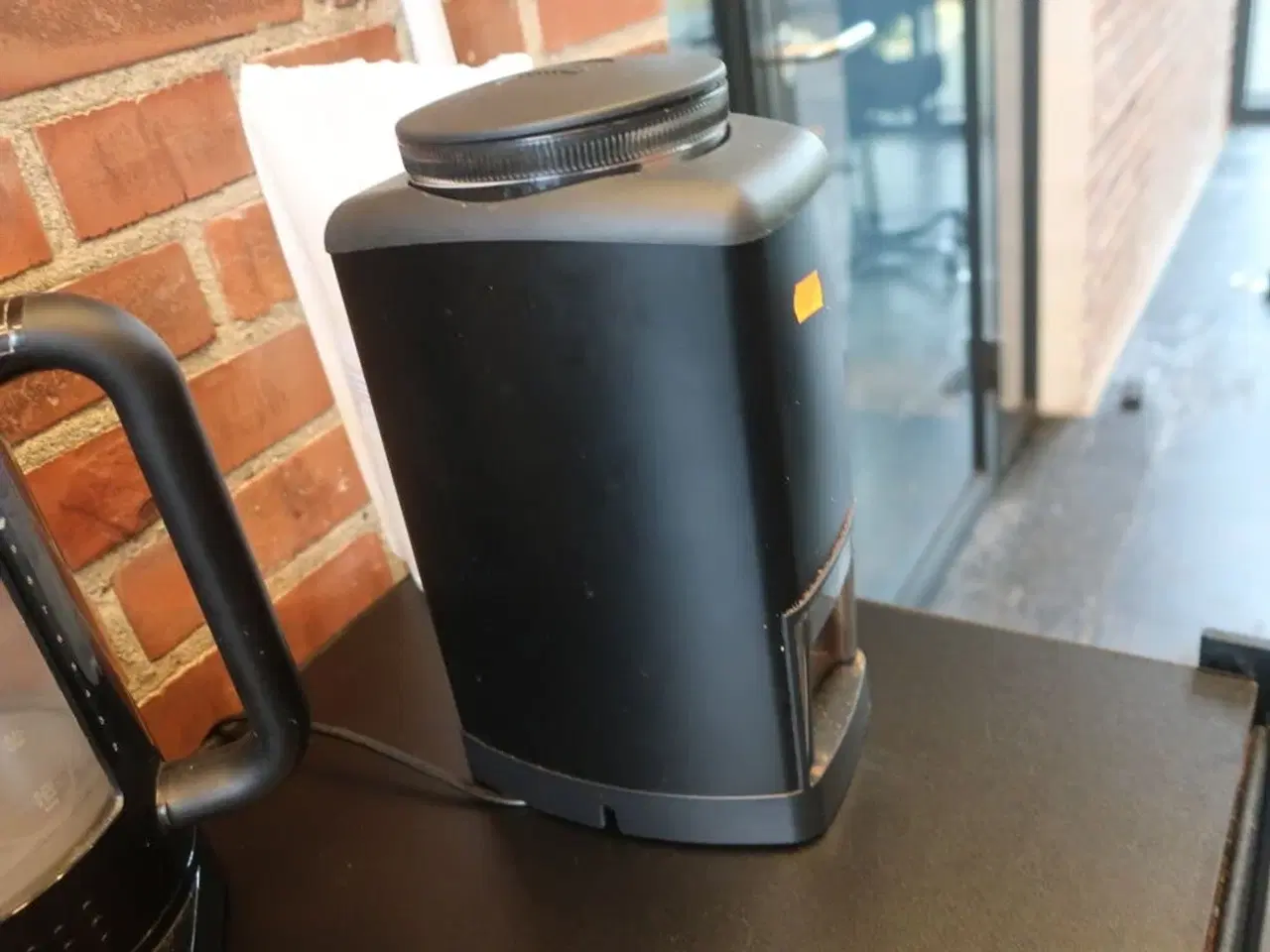 Billede 11 - Kaffekværn WILFA samt div. kander, kedler m.v. på bord