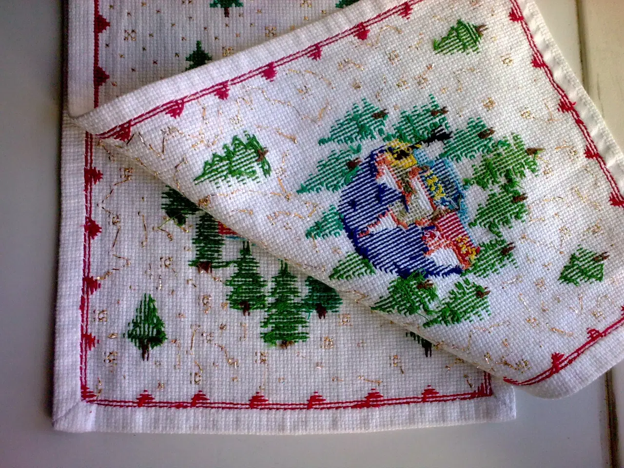 Billede 8 - Hvid bordløber m guldstjerner korssting