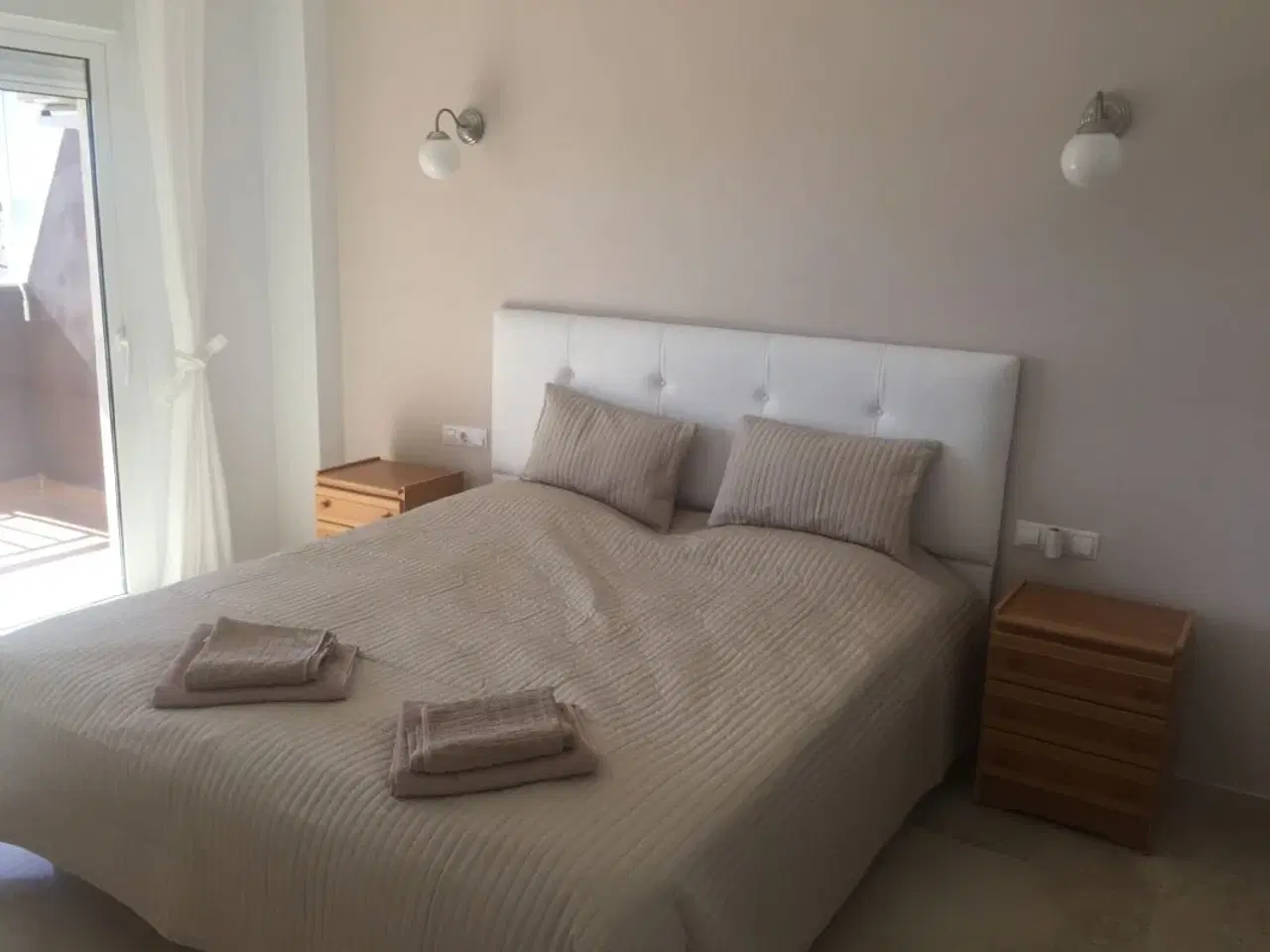 Billede 5 - Malaga - Fuengirola, 2-v�relses lejlighed 70 kvm til max. 4 personer, 16 kvm altan,
Fuengirola / Los Bolices. 2-v�relses lejlighed med udsigt til vand og have med 3 pools.
70 kvm, ny renoveret lejlighed fordelt p� 1 stor sovev�relse og oprednin