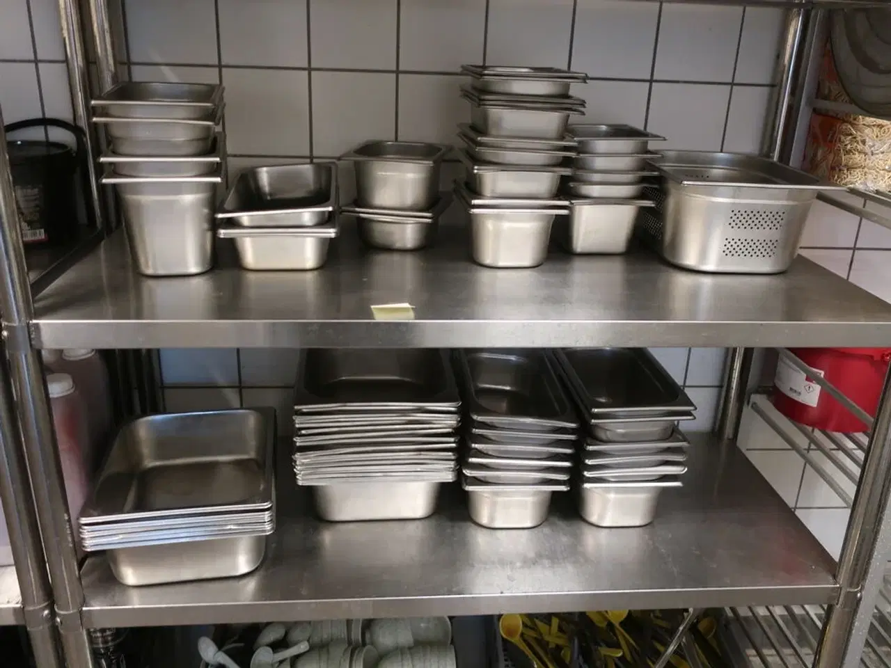 Billede 3 - Reol med indhold