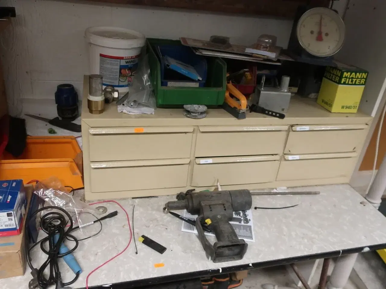 Billede 4 - Pult og bord inkl. værktøj m.v. (se billeder)