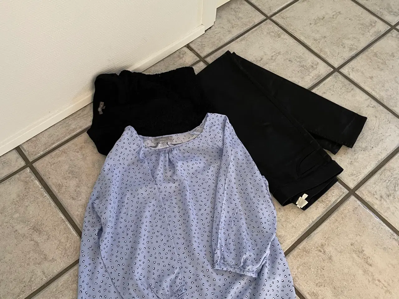 Billede 3 - Nyt dametøj Str.S Pr.Billede 125kr