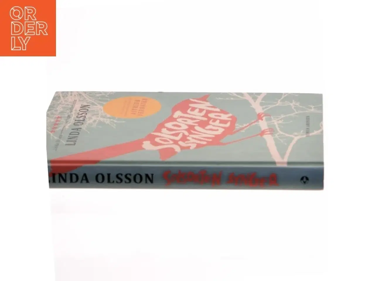 Billede 2 - Solsorten synger : en roman af Linda Olsson (Bog)