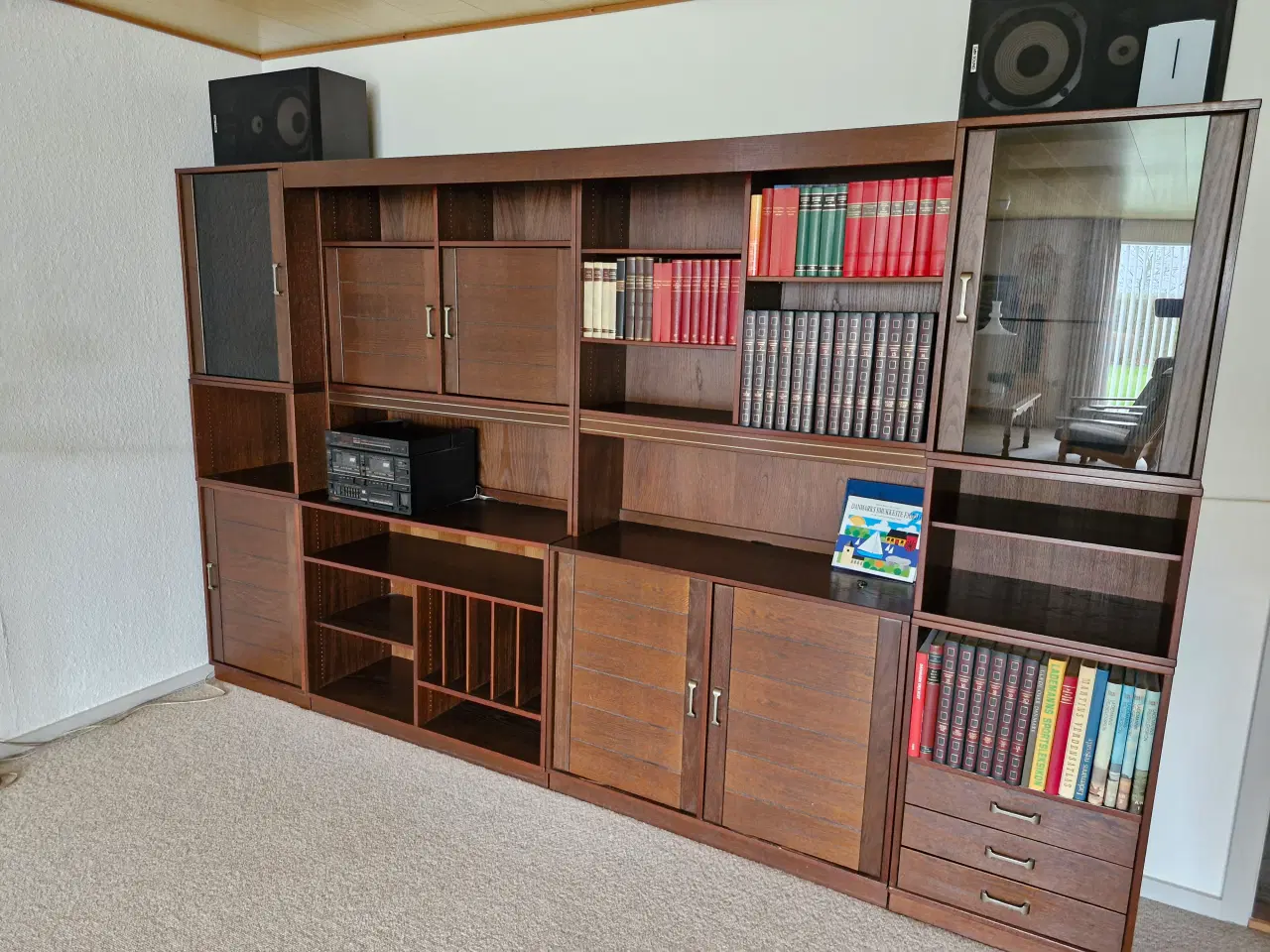 Billede 1 - Reolsystem i maghonifarvet finér