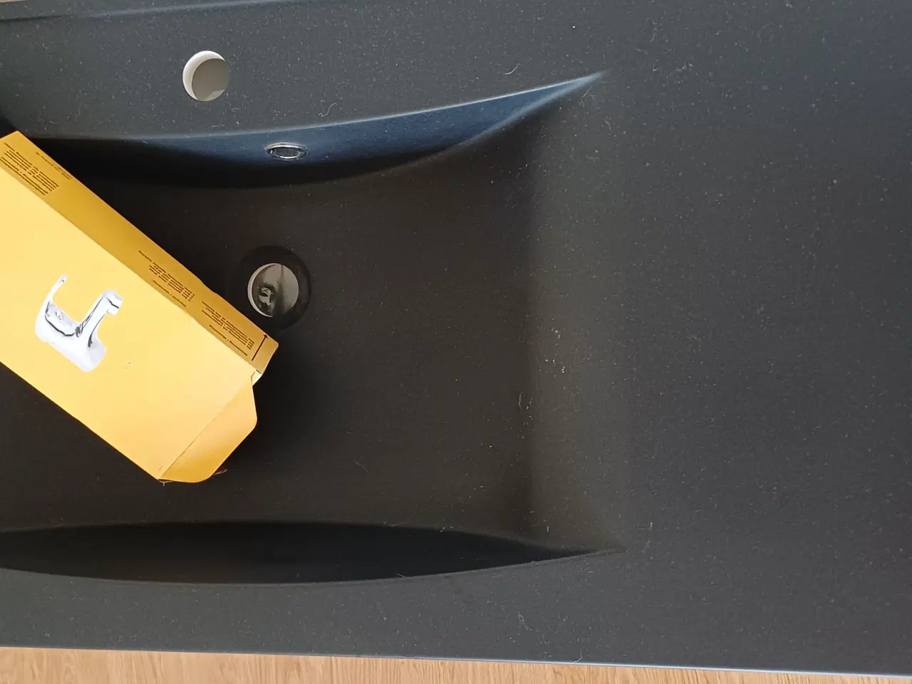 Billede 4 - Toilet møbel sort med håndvask og armatur