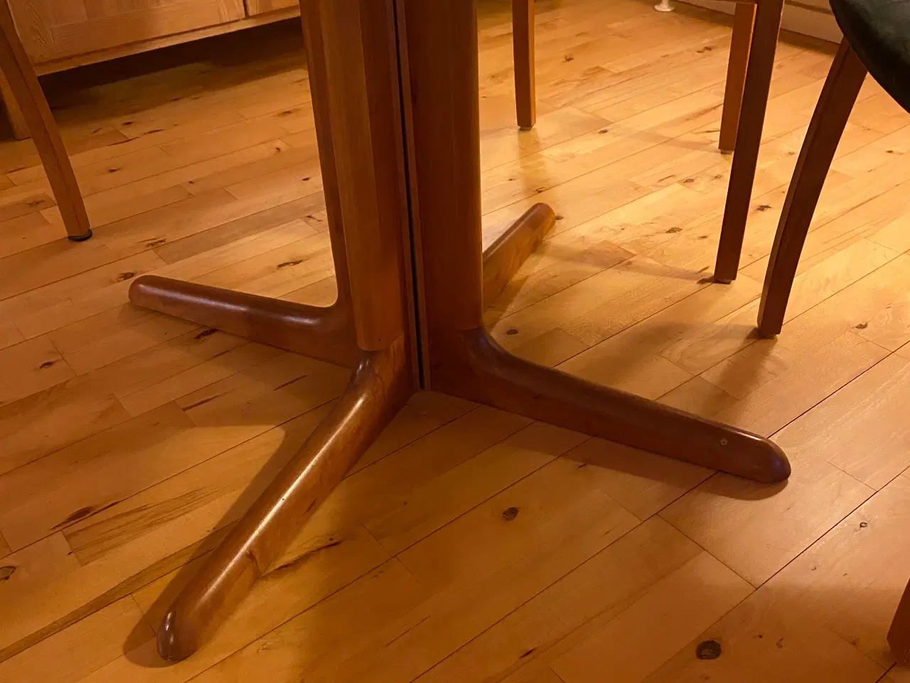 Billede 2 - Skovby rundt spisebord i kirsebærtræ