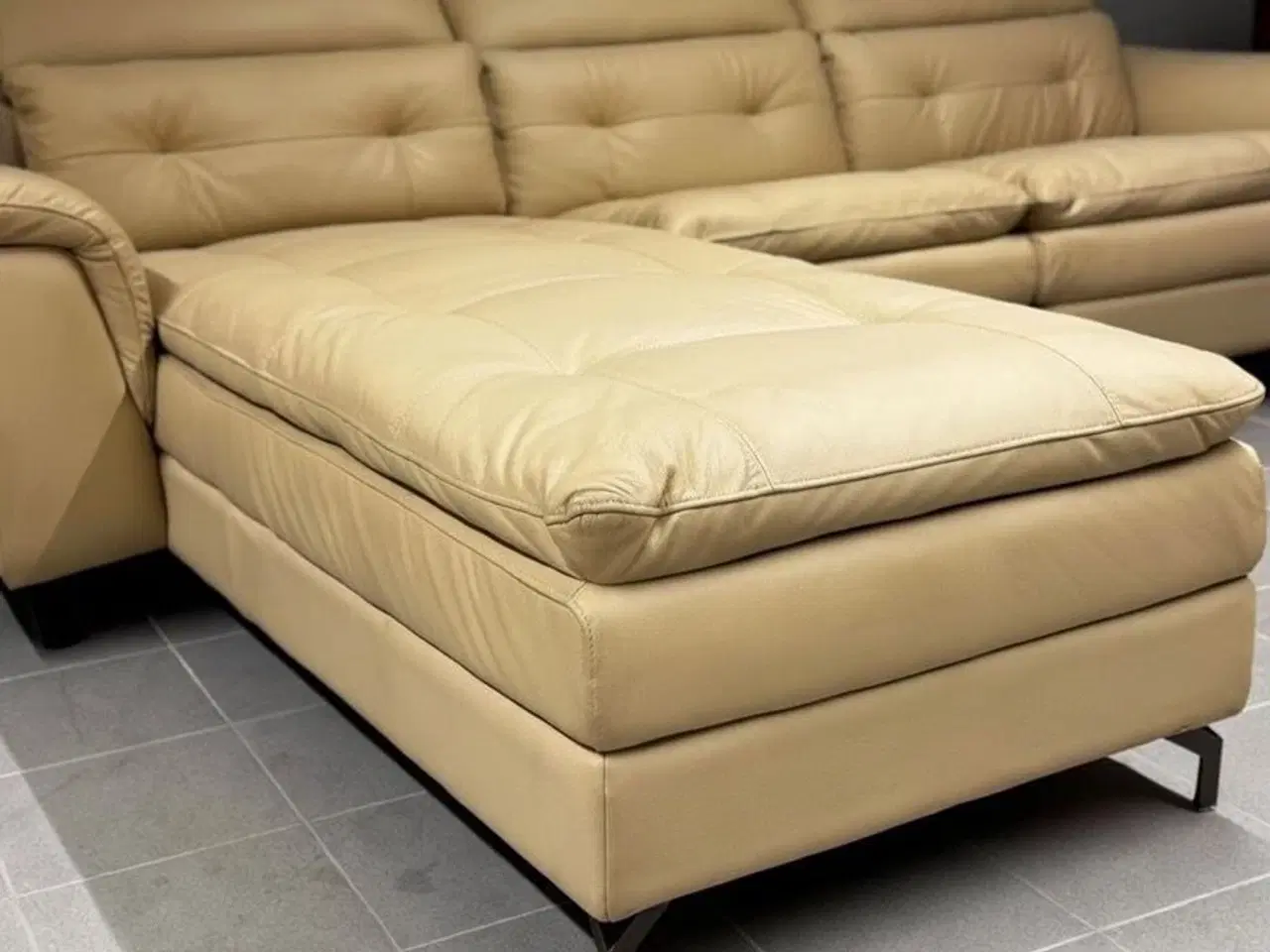 Billede 2 - Hjørnesofa læder beige med chaiselong