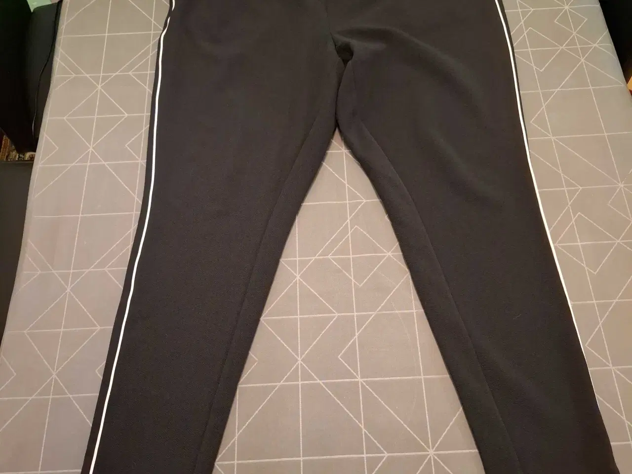 Billede 1 - Zizzi bukser med hvid stribe