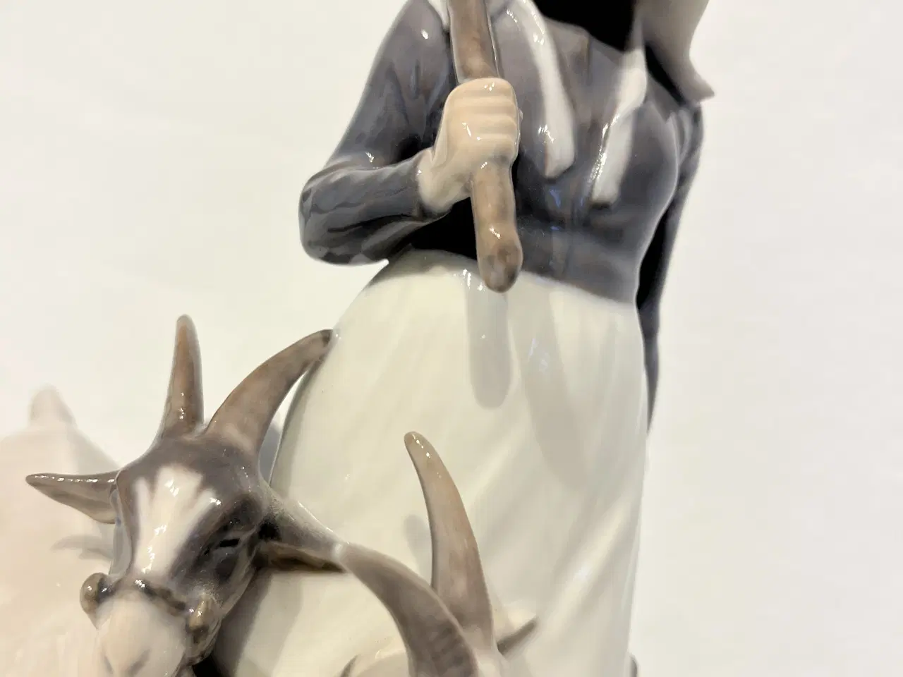 Billede 2 - Pige med geder Royal copenhagen