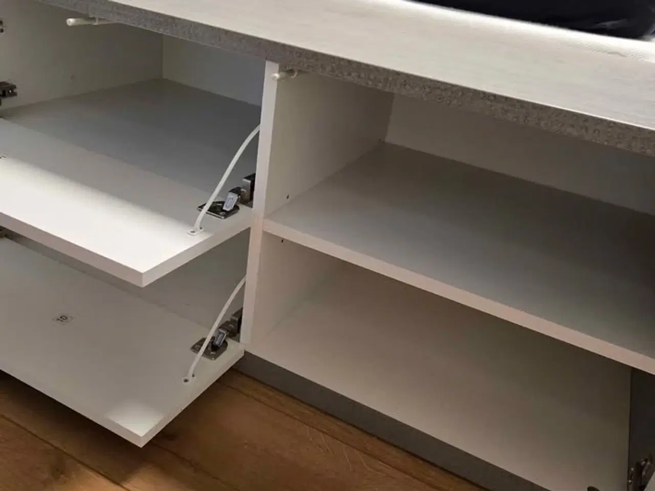 Billede 1 - Tv bord med beton/hvid farve