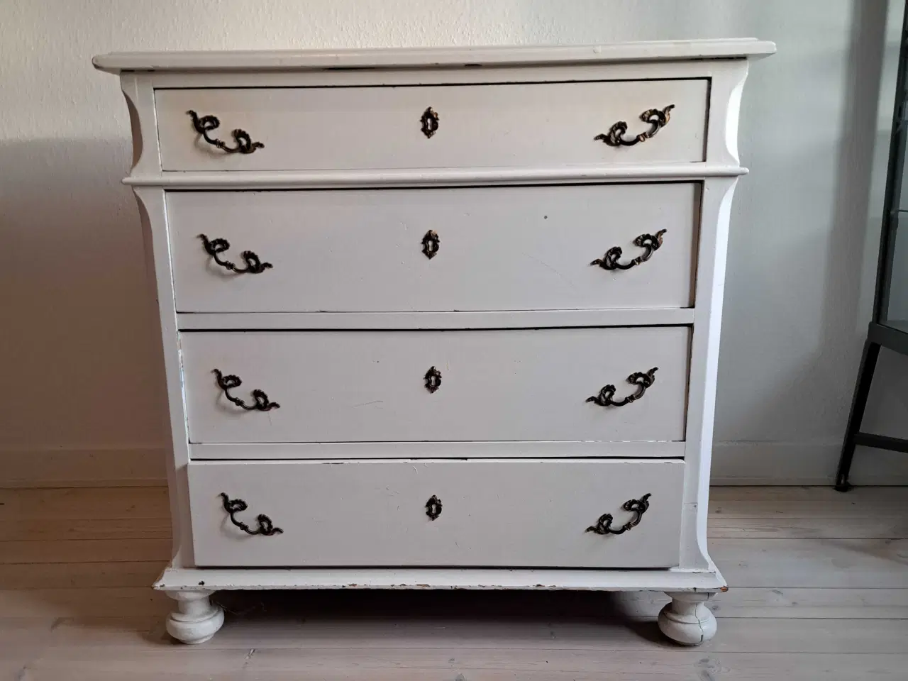 Billede 1 - Gamle hvidmalet kommode