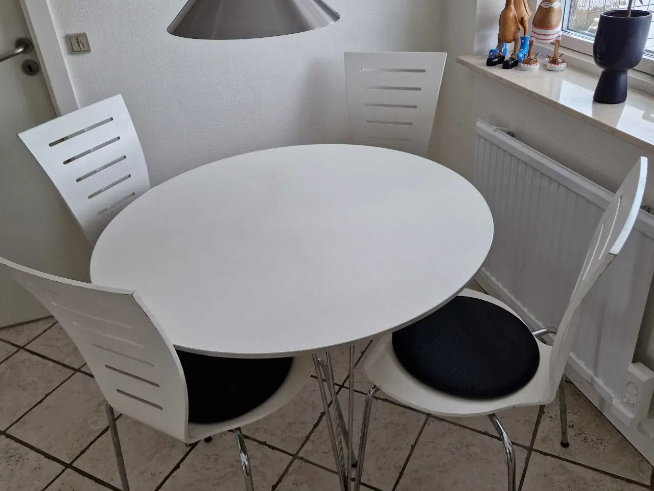 Billede 1 - Køkkenbord m 4 stole