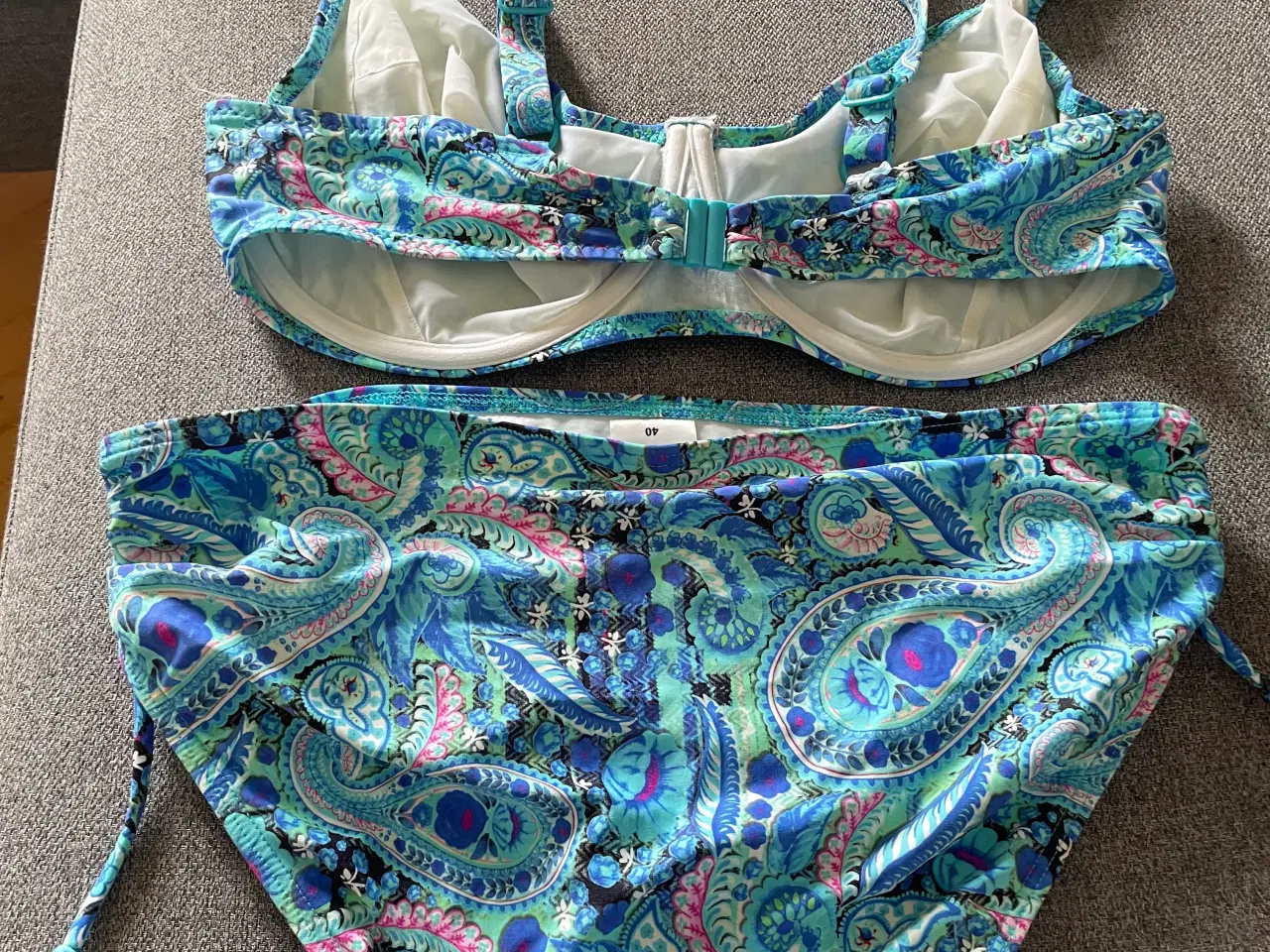 Billede 2 - Flot Saltabad bikini i paisley mønster str. 80F 