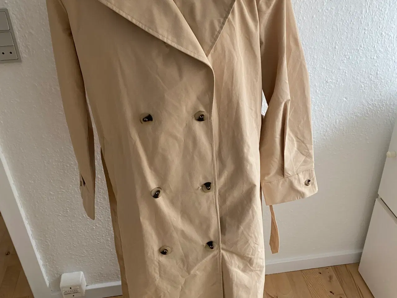 Billede 8 - Beige Trenchcoat fra Vila 