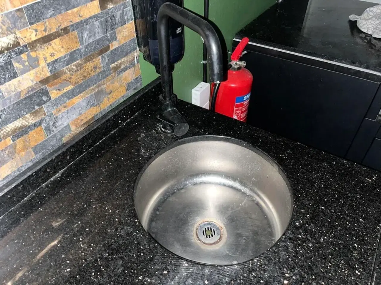 Billede 3 - Disk m. 2. Stk. Vaske stationer og 2. Stk underskabe