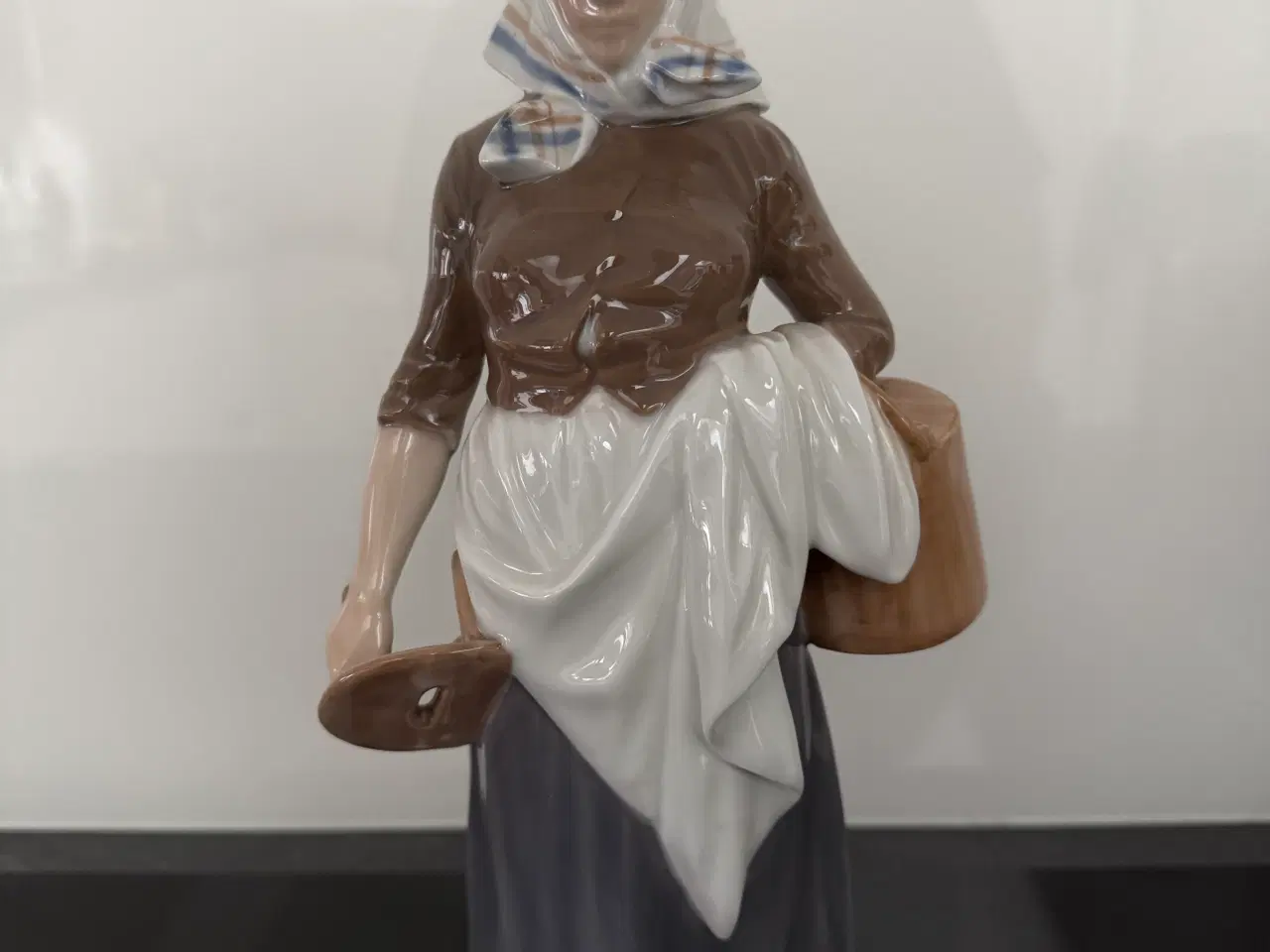 Billede 1 - Royal Copenhagen Malkekonen og Pigen med gåsen