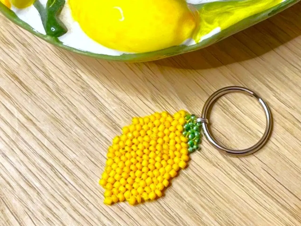 Billede 1 - Håndsyet citron i små glasperler - på nøglering