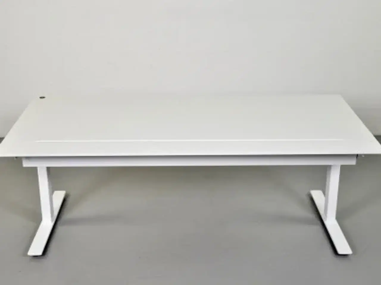 Billede 3 - Hæve-/sænkebord med hvid plade og hvidt stel, 180 cm.