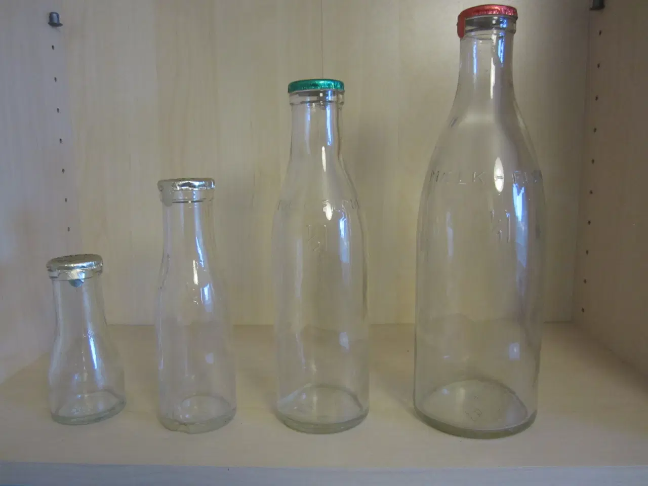 Billede 1 - Gamle mælkeflasker med kapsler