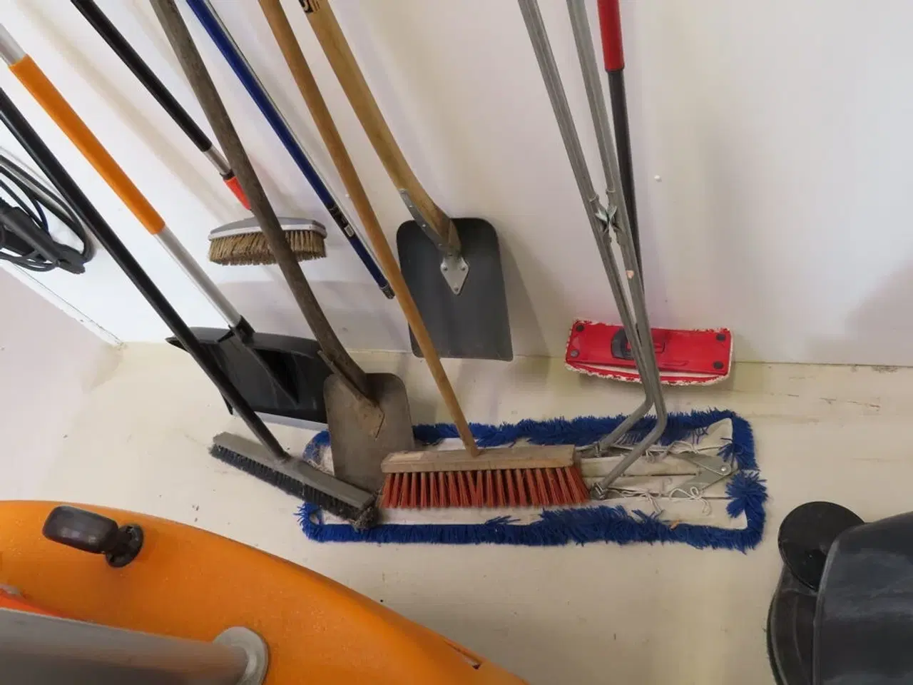 Billede 1 - Diverse koste og skovle