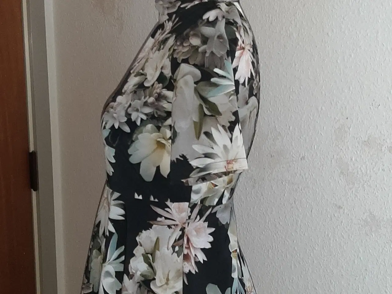 Billede 1 - Bloms. Print kjole, m.skater passform/størrelse 36