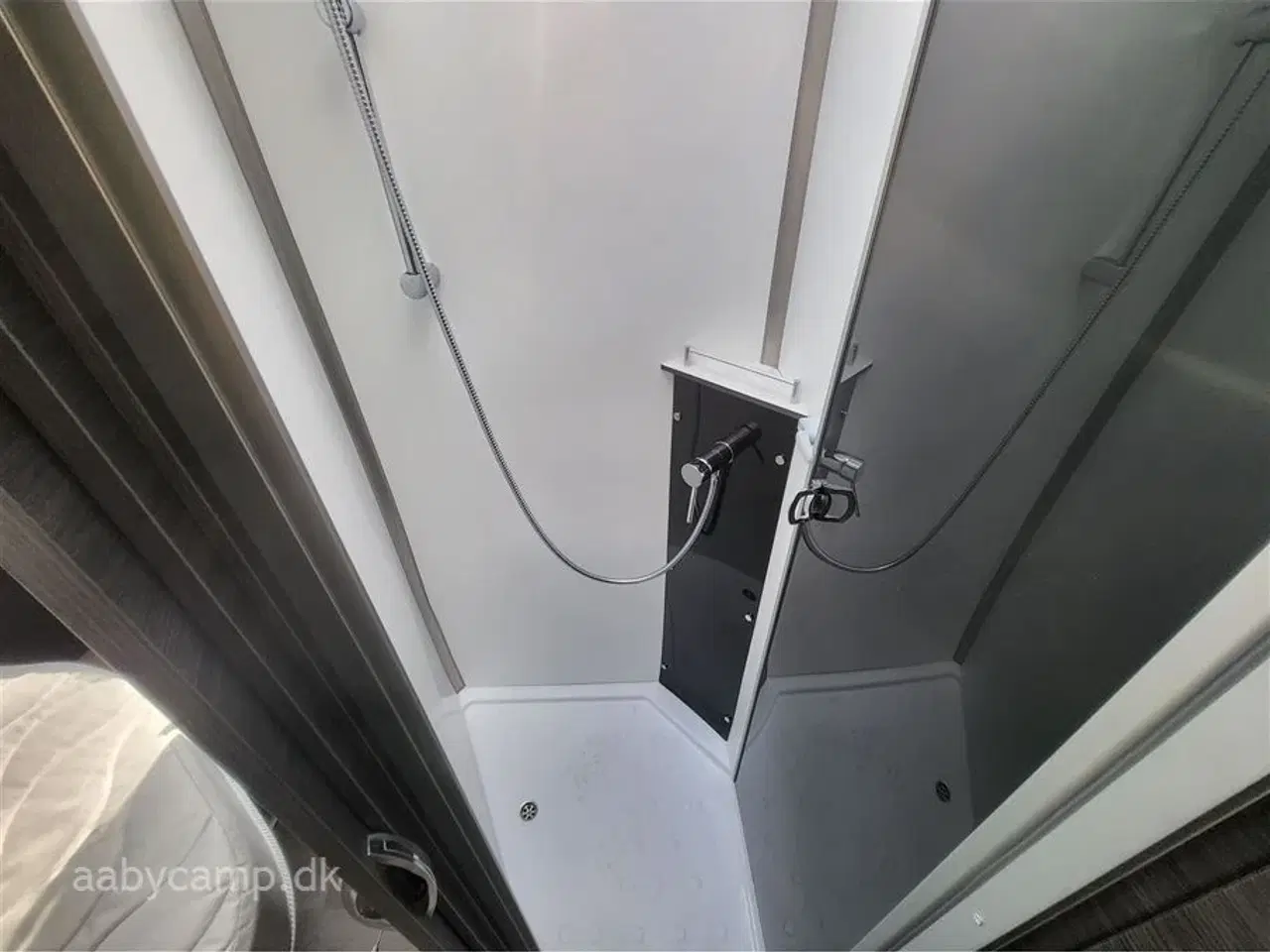 Billede 11 - 2024 - Benimar Mileo 263   Nk pakke. Automatgear. markise. 2x Lithium batteri. solceller. Helårsdæk. lædersæder. cykelstativ.