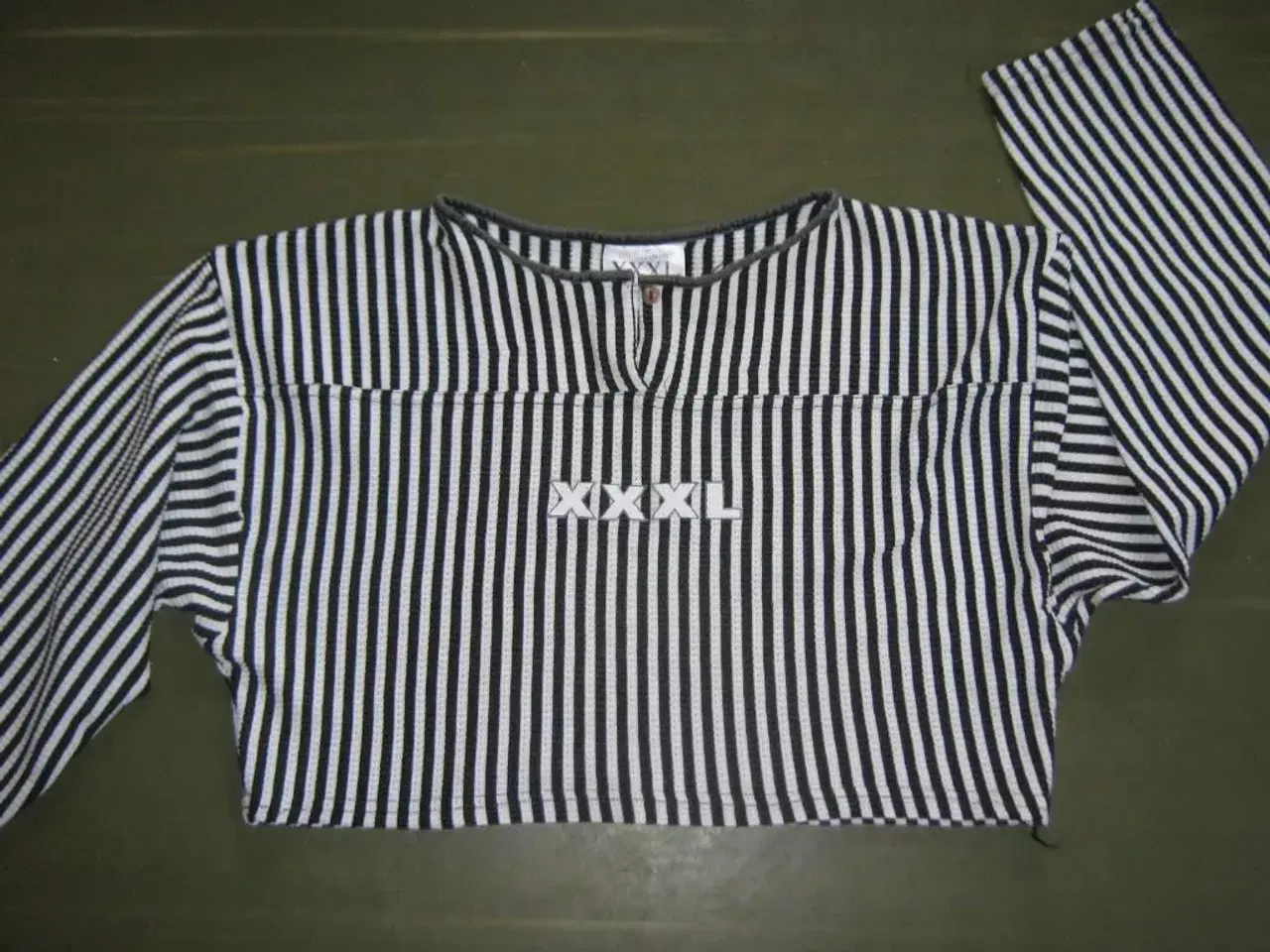 Billede 1 - XXL ultrakort sort- og hvidstribet bluse