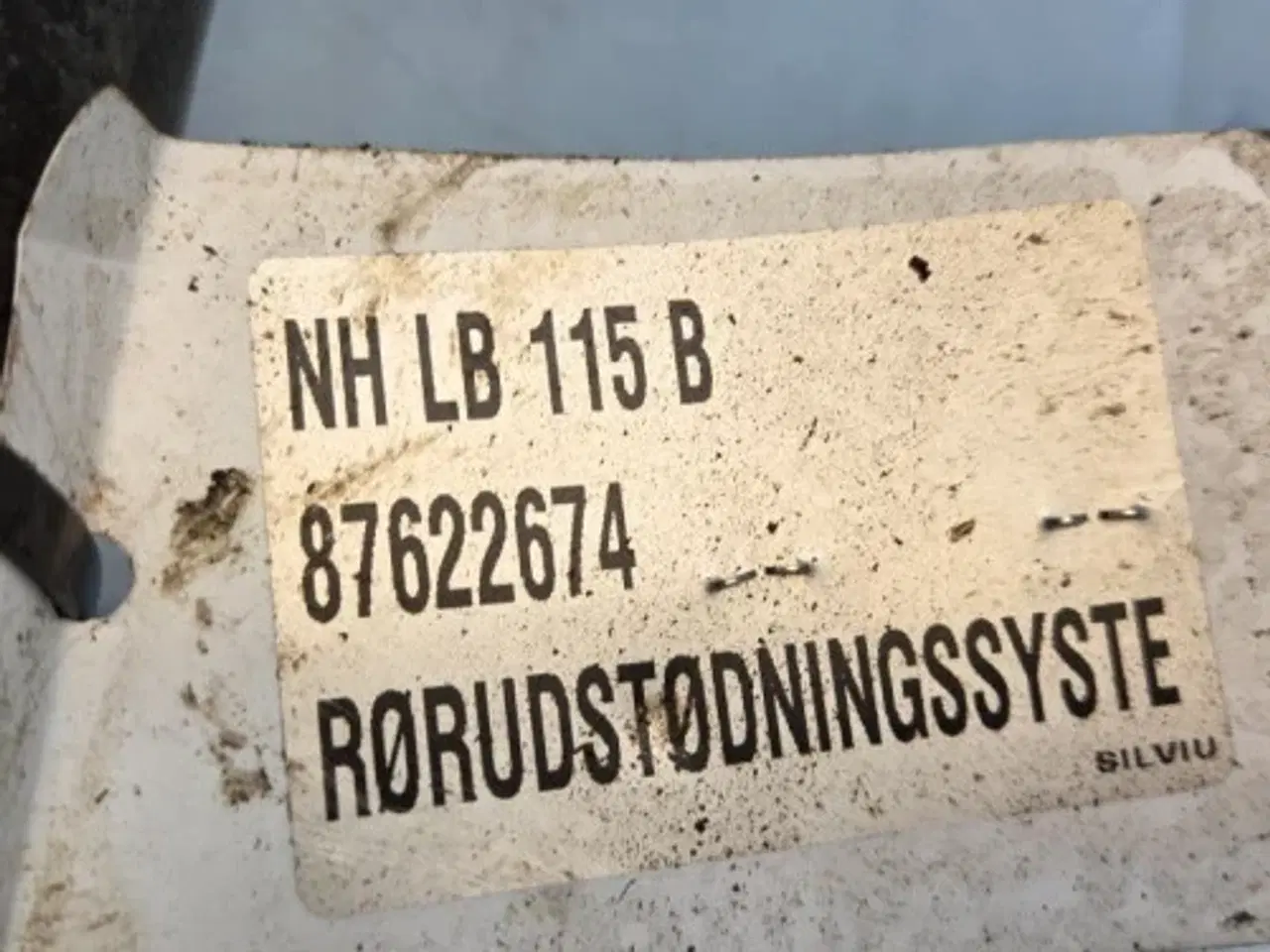 Billede 5 - New Holland LB115B Udstødningsrør 87622674