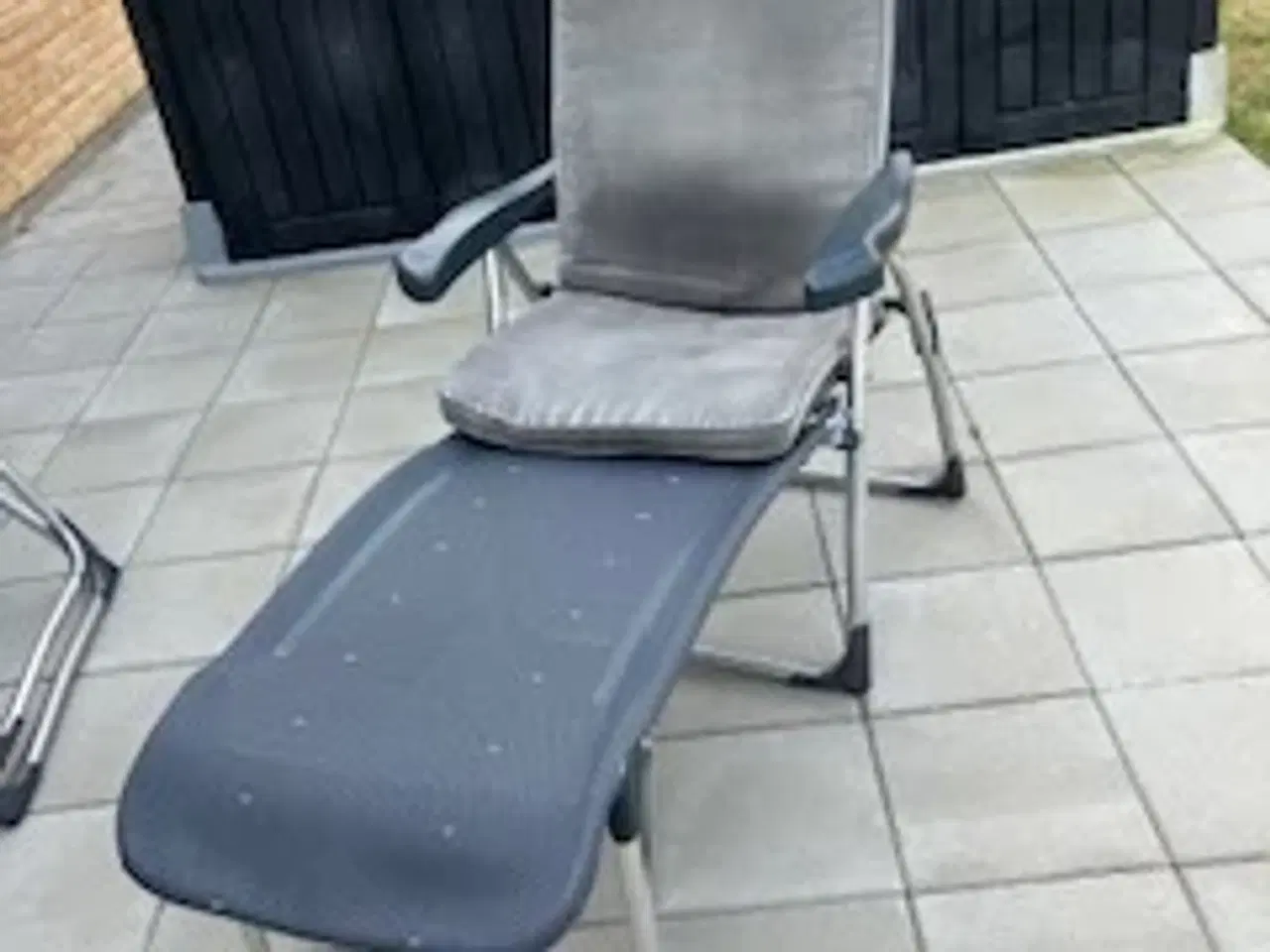 Billede 2 - campingbord og 2 stole med skamler
