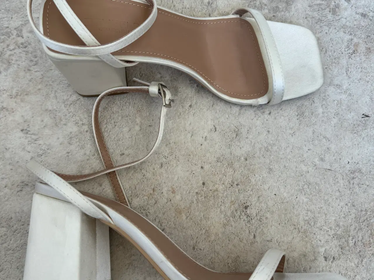 Billede 2 - Fine hvide sandaler med blokhæl