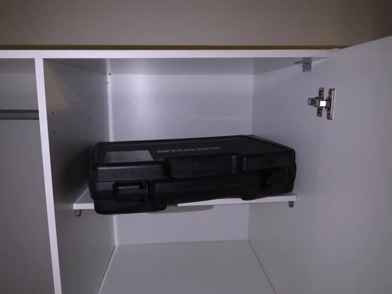 Billede 2 - Skab med indhold