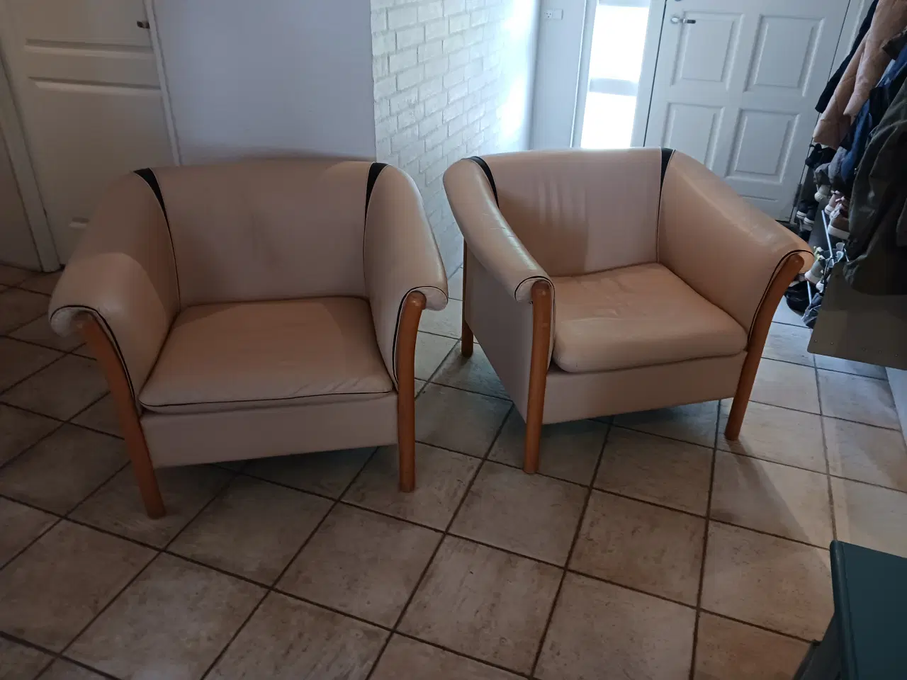 Billede 3 - Lædersofa og 2 stole i lys læder