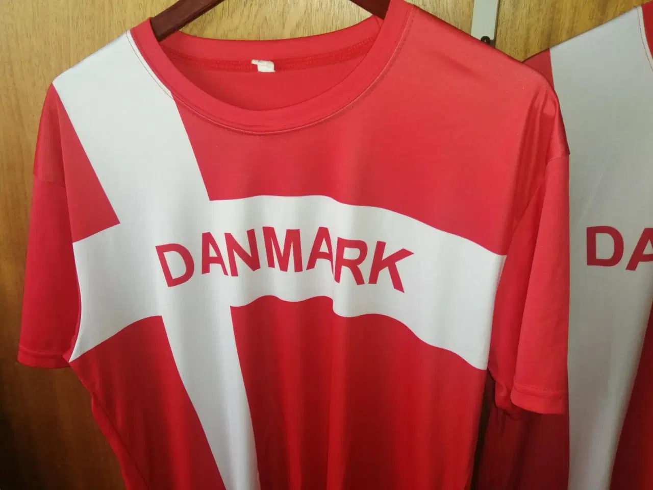 Billede 3 - 2 STK. DANMARK TSHIRT, STR. L OG XL, I FLOT STAND