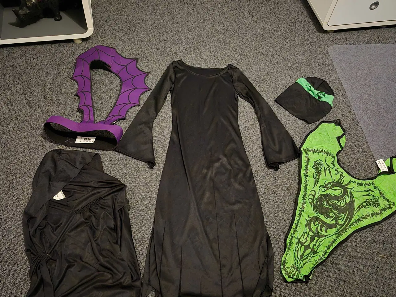 Billede 1 - Heks/ troldkvinde / ninja Flere i en kosrume str 1