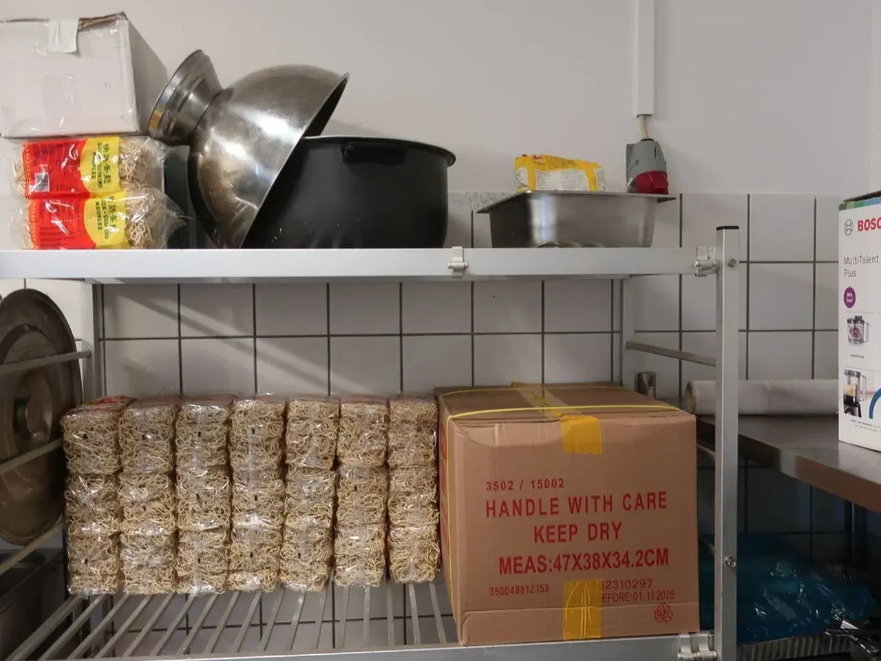 Billede 2 - Reol med indhold