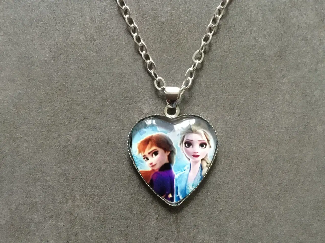 Billede 8 - Frost halskæde med Elsa og Anna fra Frost hjerte