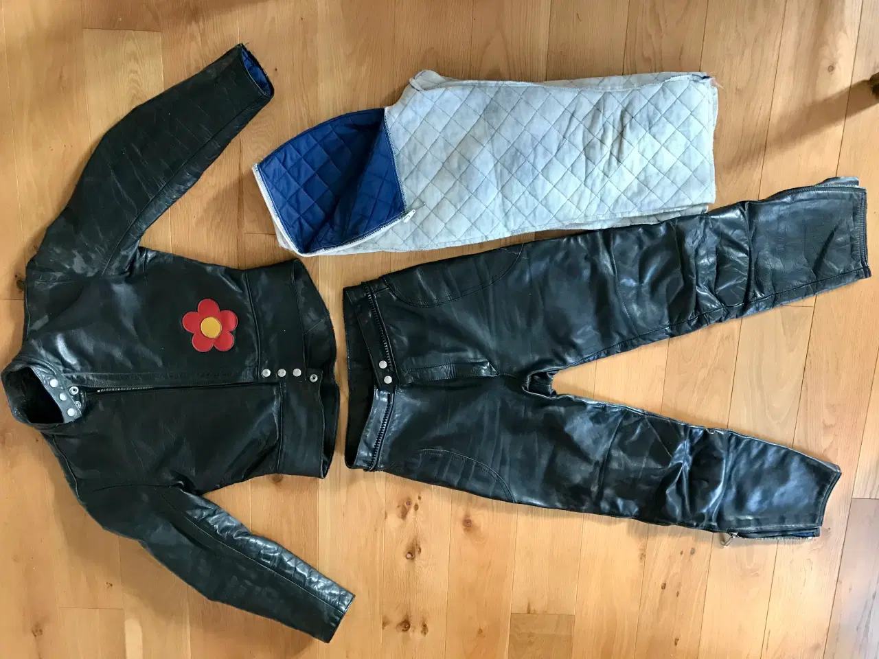 Billede 2 - Lækker velholdt læderdragt.