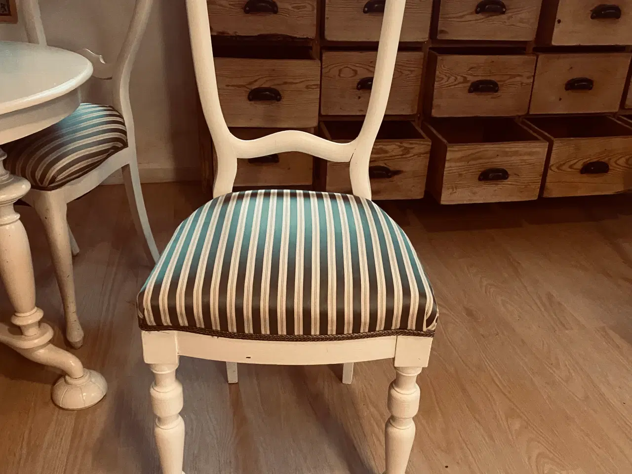 Billede 2 - Rundt spisebord med 4 stole