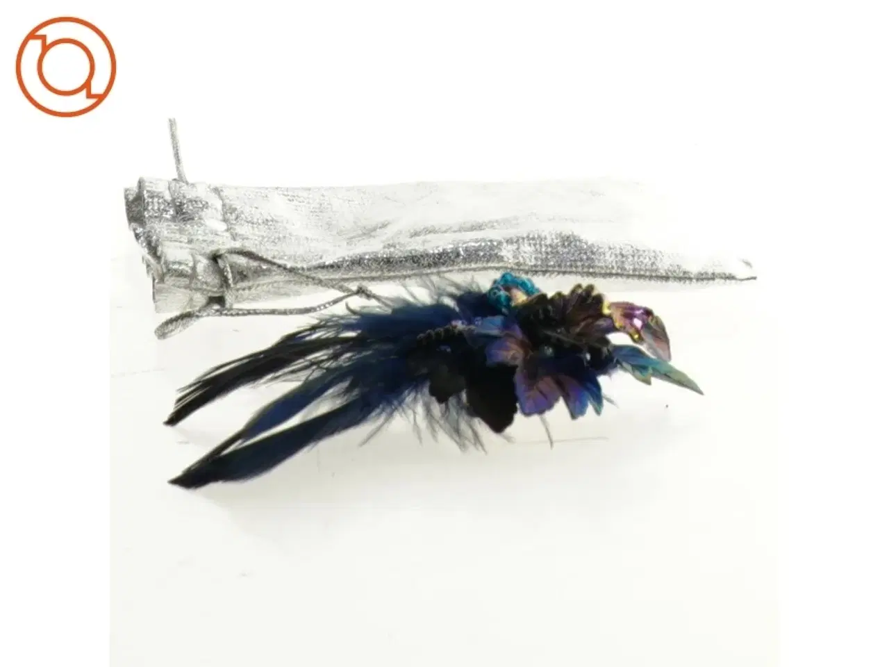 Billede 3 - ny Broche med fjer og smukke sten i gavepose(str. 9 x 5 cm)