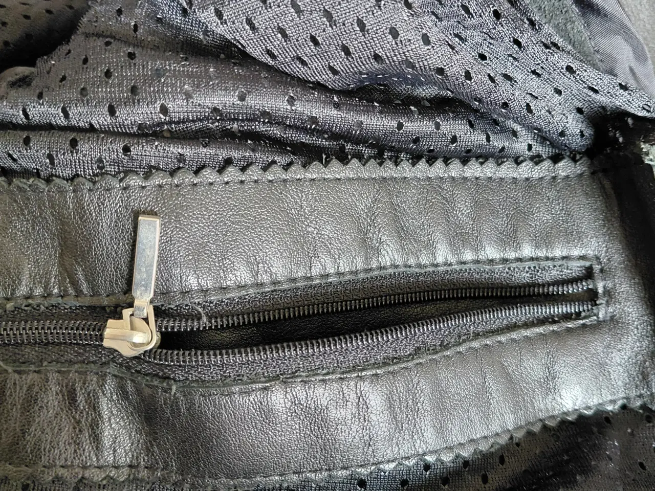 Billede 3 - Lækkert MC tøj i læder (kvinde)