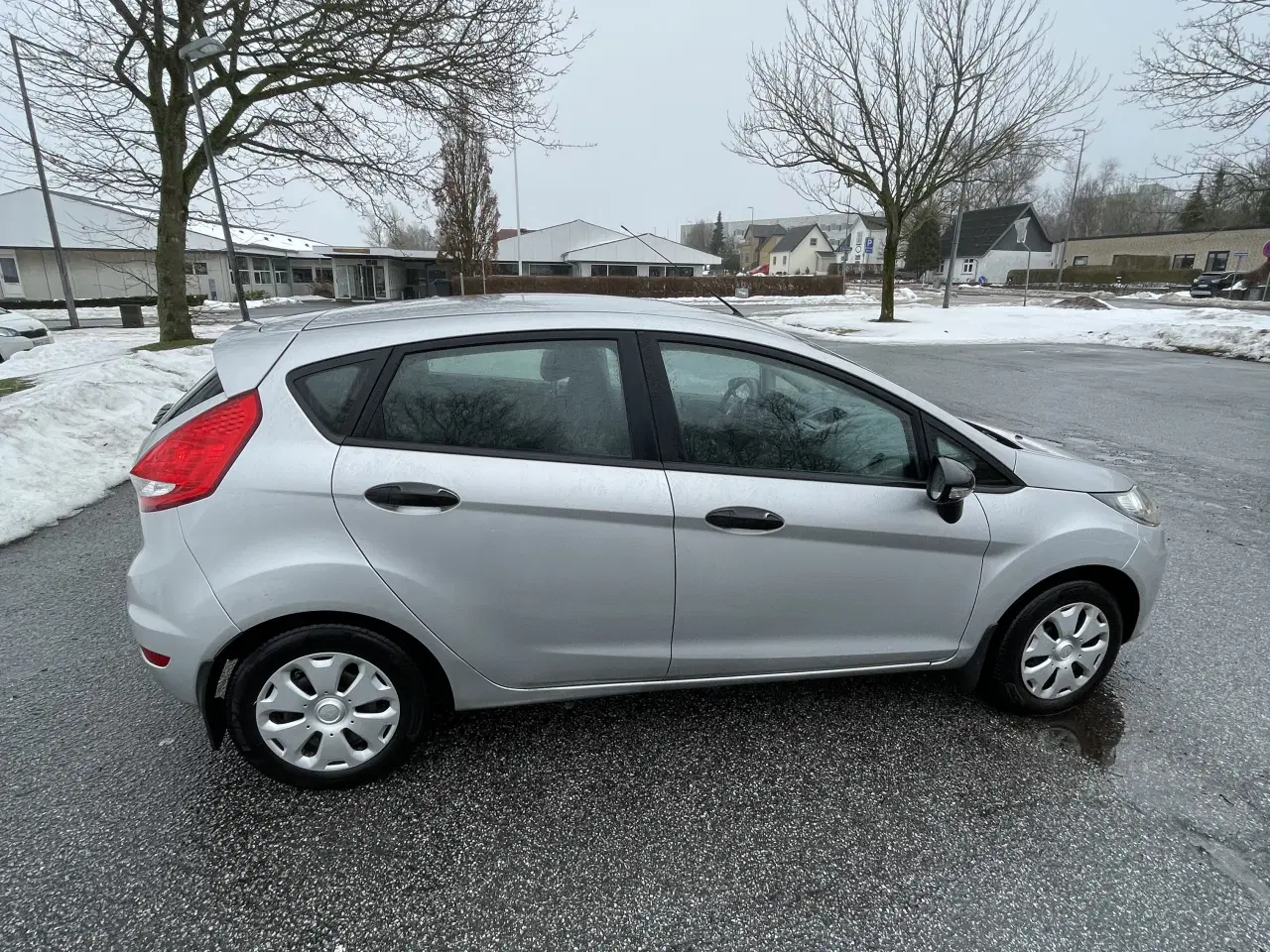 Billede 3 - Økonomisk, lav kilometer god bil