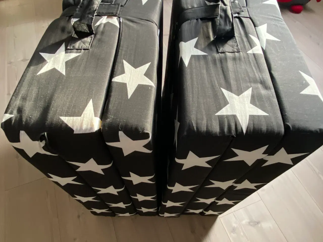 Billede 2 - 2 stk fold ud madras sælges.