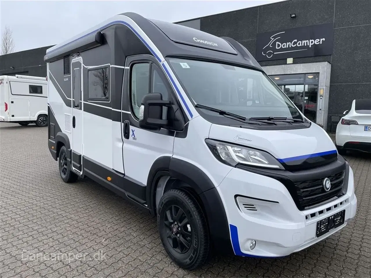Billede 1 - 2024 - Chausson X550   Nedsat kr. 100.000,- Smal, kort og rummelig! Top moderne og nytænkt autocamper. Med stor Lounge og siddegruppe, sænkeseng,