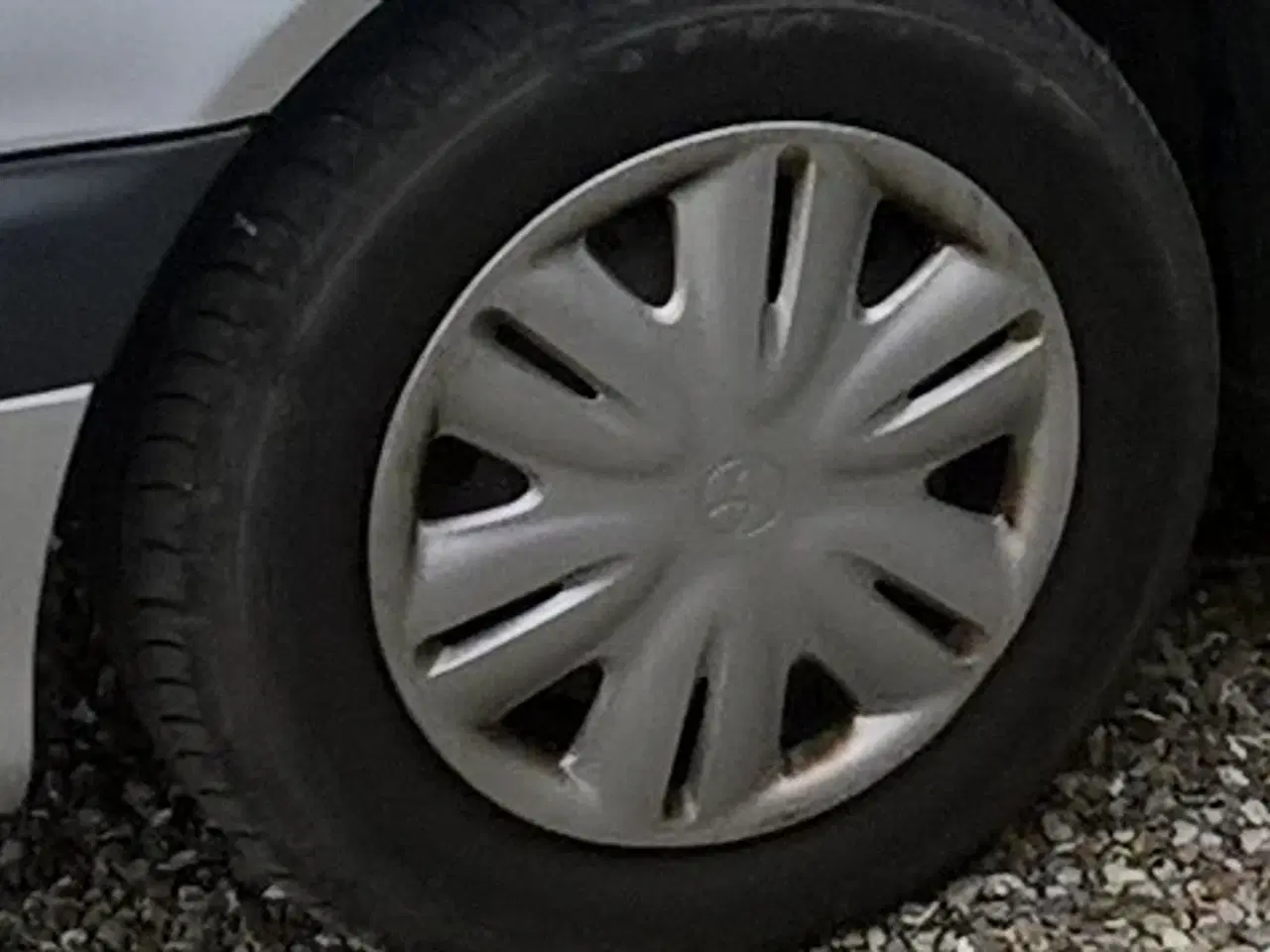 Billede 1 - Bildæk med fælg, passer til bla. Toyota 
