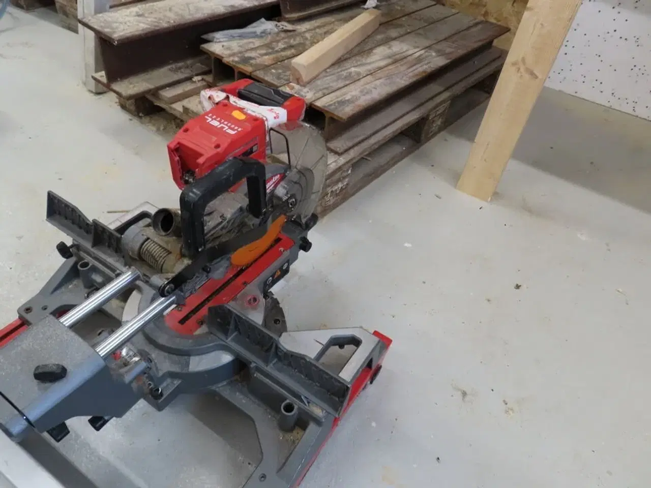 Billede 2 - Kap-/gerringssav med arbejdsstation, MILWAUKEE