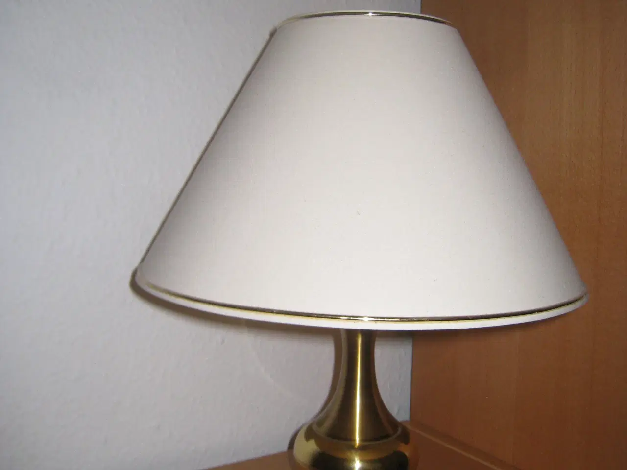 Billede 1 - Bordlampe i messing m/glat beige skærm
