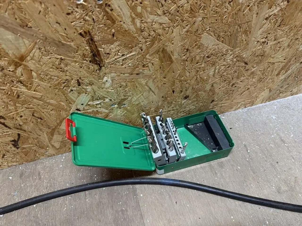 Billede 3 - Værktøjsvæg med diverse værktøj, bor m.m.