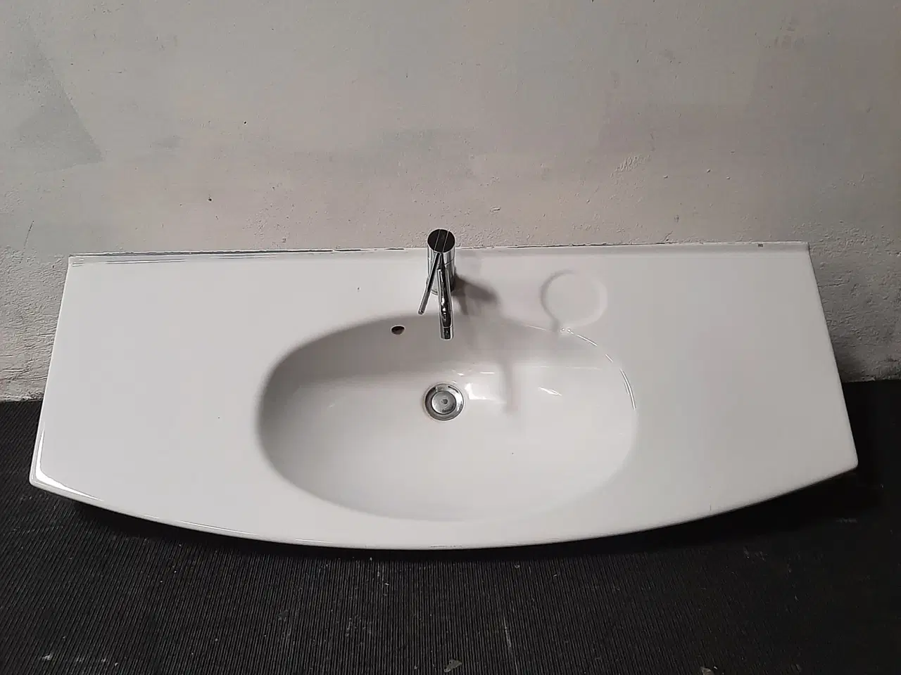 Billede 1 - Ifö håndvask i porcelæn med armatur 1150x140x475 mm, hvid