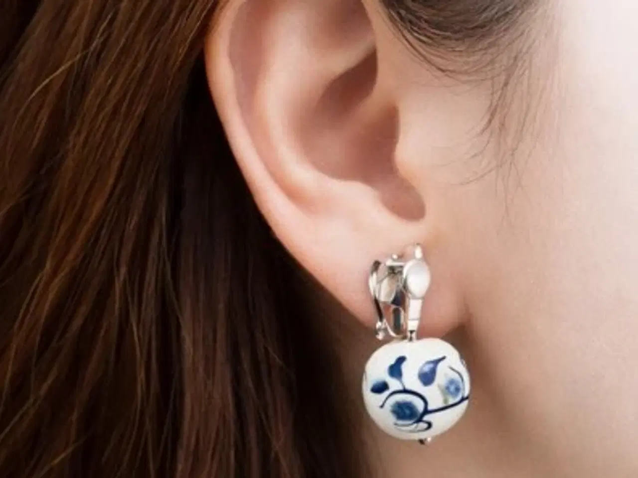 Billede 9 - Øreringe eller øreclips med keramik-perler